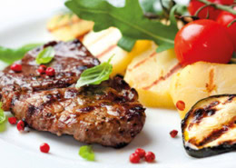 kunstvoll dekorierte Teller, zartes Bio-Steak mit frischem Gemüse
