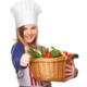 Ein etwa 10 Jahre altes Mädchen trägt einen Korb mit frischem Gemüse.