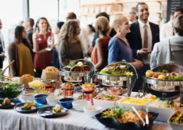 Bio-Partyservice-in-Muenchen. Private Party mit kunstvoll dekoriertem Eventtisch.