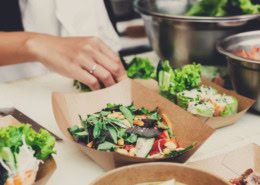 Gesunde Mahlzeit mit sorgfältig ausgewählten Bio-Zutaten in umweltfreundlicher Verpackung serviert.