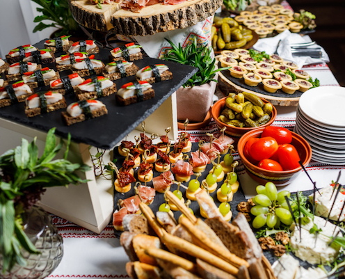 Catering: Stilvoll dekorierter Tisch mit exquisitem Fingerfood, Häppchen und Canapés