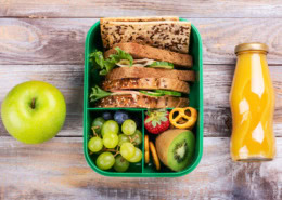 Brotdose mit Vollkornsandwich, Obst und Saft für die Kita