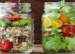 Business-Lunch im Glas: Müsli und Salat als praktische Portion