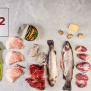 Abbildung von Vitamin B12-reichen Lebensmitteln. Fisch, Fleisch, Octopus, Käse ect.