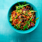 naehrstoffreiche-lebensmittel. salat mit roter beete und rucola und rote linsen