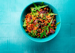 naehrstoffreiche-lebensmittel. salat mit roter beete und rucola und rote linsen