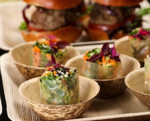 Köstliche Fingerfood-Häppchen in Bambusschalen mit Karotte und Rote Beete, umhüllt in zarten Gemüseblättern.