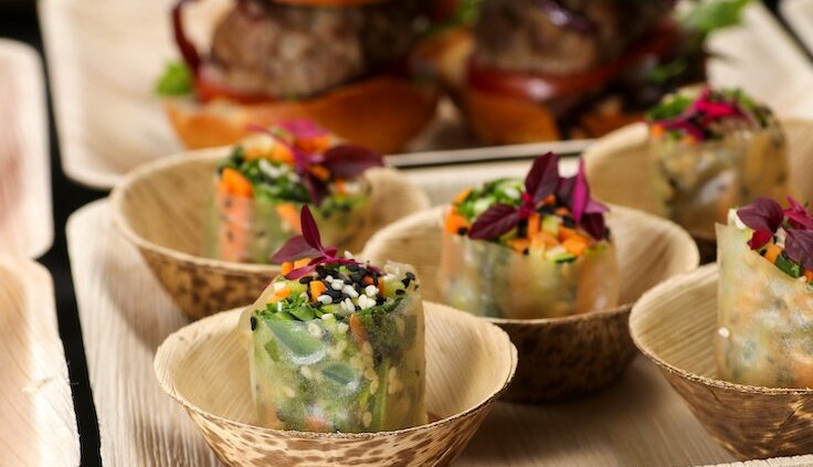 Köstliche Fingerfood-Häppchen in Bambusschalen mit Karotte und Rote Beete, umhüllt in zarten Gemüseblättern.