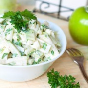 Frischer Kohlrabi-Apfel-Salat: Knackiger Kohlrabi und saftiger Apfel, verfeinert mit Petersilie – ein leichtes und gesundes Gericht, perfekt für den Sommer!