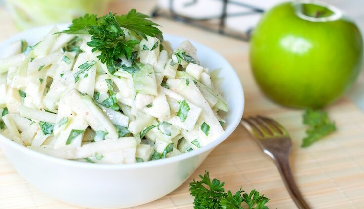 Frischer Kohlrabi-Apfel-Salat: Knackiger Kohlrabi und saftiger Apfel, verfeinert mit Petersilie – ein leichtes und gesundes Gericht, perfekt für den Sommer!