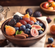 "Bunte Schale mit eisenreichem Obst wie getrockneten Aprikosen, Feigen, Datteln, Brombeeren und Heidelbeeren – liebevoll arrangiert in warmem Licht, voller Natürlichkeit, Frische und gesunder Energie.