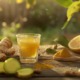 Ein erfrischender Ingwer-Shot aus natürlichen Zutaten wie frischem Ingwer, Kurkuma, Apfel, Zitrone und Zucchini – stilvoll arrangiert auf einem Holztisch im warmen Sonnenlicht, ideal für gesunde Ernährung und natürliche Immunstärkung.