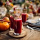 Catering-Tisch mit Mehrweg-Gläsern gefüllt mit Rote-Bete-Saft, saisonales Herbstgemüse (Kürbis, Rote Bete, Äpfel) als Dekoration, moderne Bio-Catering-Atmosphäre, natürliche Holztische, frische Farben, freundliche Stimmung, perfekt für Event oder Kindergarten-Catering