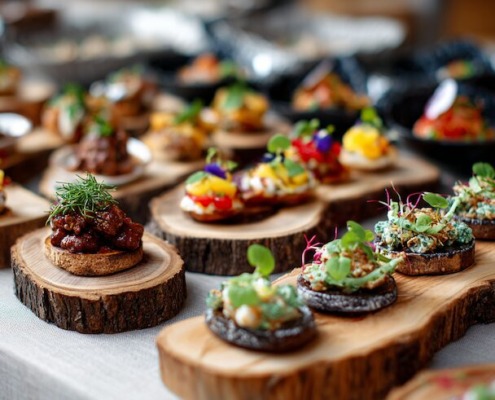 Modernes Business-Event mit Bio-Fingerfood, Flying Catering Stil, kleine herzhafte Häppchen auf Holz- und Keramikplatten, vegane und vegetarische Snacks, nachhaltige Präsentation, helle Atmosphäre, dezenter Hintergrund, professionelle Food Fotografie, natürlicher Look