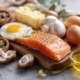 Vitamin-D-reiche Lebensmittel auf hellem Naturtisch, fettreicher Fisch, Eier, Speisepilze, minimalistische Anordnung, natürliche Farben, Tageslicht, hochwertige Food-Fotografie, gesund & wissenschaftlich.