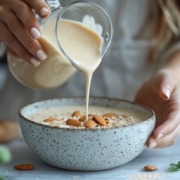 Porridge aus Haferflocken mit Mandeln – Beispiel für eine Mahlzeit während einer Haferkur oder Hafertagen.