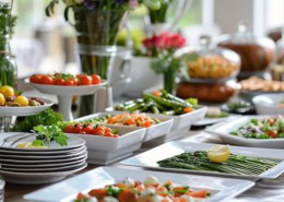 Eleganter Business Lunch mit Spargelgerichten und Frühlings-Catering Buffet im modernen Büro, verschiedene Speisen, natürliches Tageslicht, frische Atmosphäre