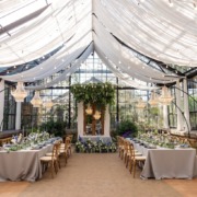 Elegante Eventlocation mit festlich gedeckten Tischen und hochwertigem Catering