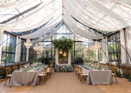 Elegante Eventlocation mit festlich gedeckten Tischen und hochwertigem Catering