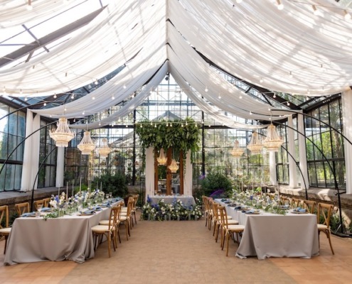 Elegante Eventlocation mit festlich gedeckten Tischen und hochwertigem Catering