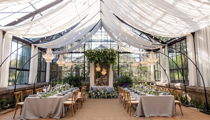 Elegante Eventlocation mit festlich gedeckten Tischen und hochwertigem Catering
