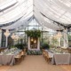Elegante Eventlocation mit festlich gedeckten Tischen und hochwertigem Catering