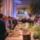 Nachhaltiges Catering bei einem Firmenevent, elegantes Buffet mit Bio-Lebensmitteln, saisonale Gerichte, stilvolle Dekoration, Gäste beim Netzwerken, warme stimmungsvolle Beleuchtung, viel Grün, umweltfreundliches Konzept, hochwertige Atmosphäre, modernes Event-Catering.