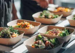 Firmen-Lunch Lieferung mit gesunden Bowls und nachhaltigem Catering im Büro